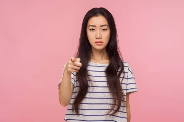 Hey Sen Ciddi Bir Kızın Portresi Uzun Esmer Saçlı Kamerayı — Stok fotoğraf