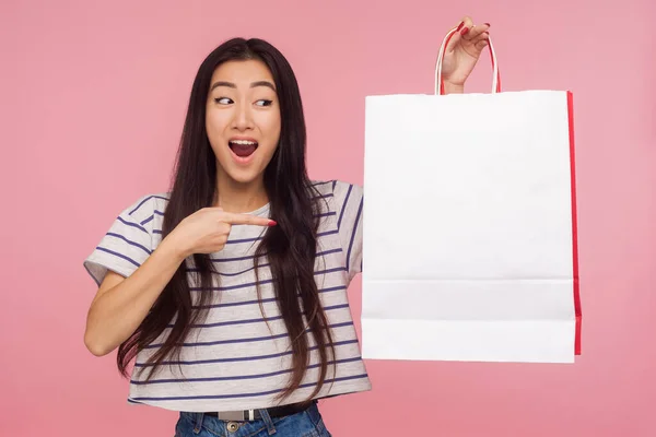 Portret Van Een Prachtige Aziatische Vrouw Die Haar Verbazing Uitte — Stockfoto