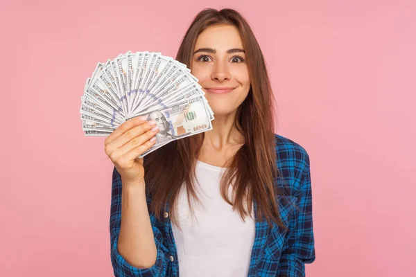 셔츠를 카메라 앞에서 지폐를 금전적 성공을 누리는 행운의 소녀의 분홍색 — 스톡 사진