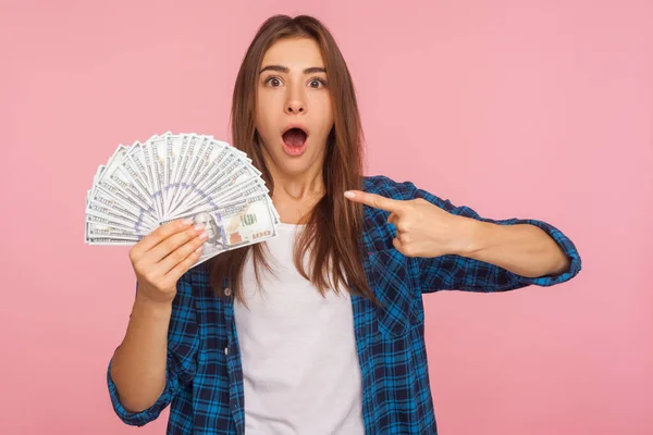 Retrato Chica Afortunada Sorprendida Camisa Casual Emocionada Sorprendida Tener Mucho — Foto de Stock