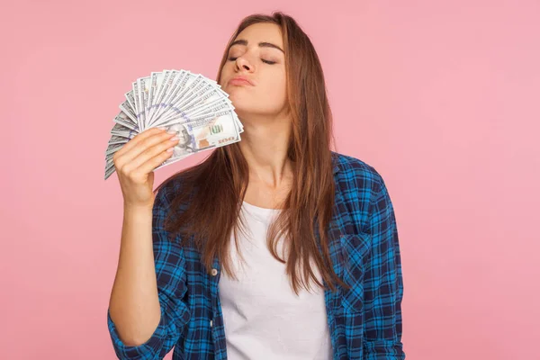 Portrét Šťastné Bohaté Dívky Kostkované Košili Vonící Peníze Arogantním Chamtivým — Stock fotografie