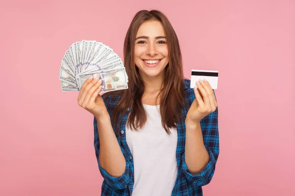 신용카드와 지폐를 여자의 있다고 느끼는 쇼핑을 대출을 흥분하는 배경으로 고립된 — 스톡 사진