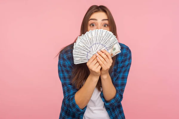 Retrato Menina Espantada Camisa Casual Cobrindo Rosto Com Dinheiro Espreitando — Fotografia de Stock