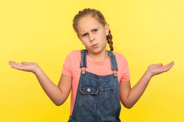 Retrato Una Niña Despistada Incierta Con Mono Mezclilla Levantando Las —  Fotos de Stock