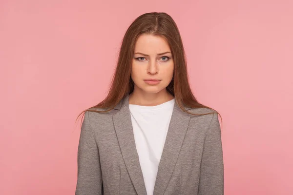 Portrett Opprørt Dyster Kvinne Dress Som Ser Kamera Med Frustrert – stockfoto