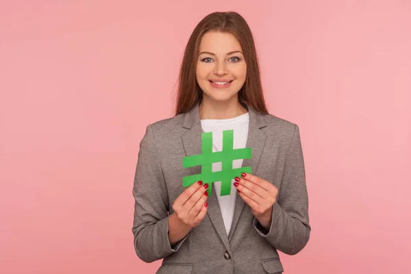Haaskalintu Muotokuva Positiivinen Tyylikäs Nainen Työpuku Tilalla Paperi Hashtag Symboli — kuvapankkivalokuva