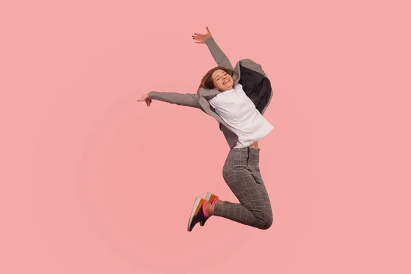 Porträtt Överlycklig Entusiastisk Extatisk Affärskvinna Elegant Kostym Hoppa Bekymmersfri Luften — Stockfoto