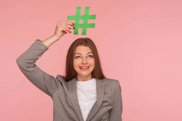 Haaskalintu Muotokuva Optimistinen Nainen Työpuku Tilalla Paperi Hashtag Symboli Pään — kuvapankkivalokuva