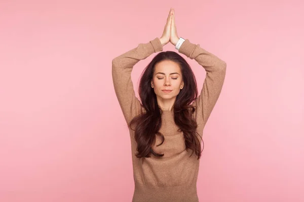 Meditáció Elme Egyensúly Egy Békés Koncentrált Barna Hajú Hullámos Hajú — Stock Fotó
