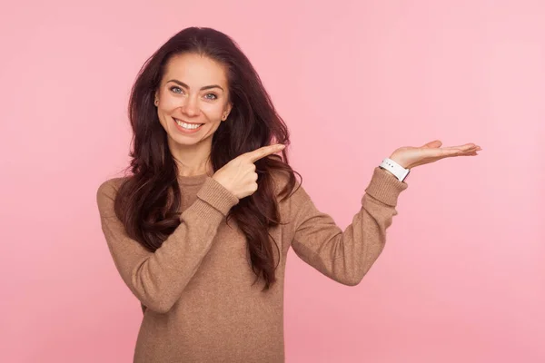 Kijk Naar Het Commerciële Voorstel Portret Van Vrolijke Jonge Vrouw — Stockfoto