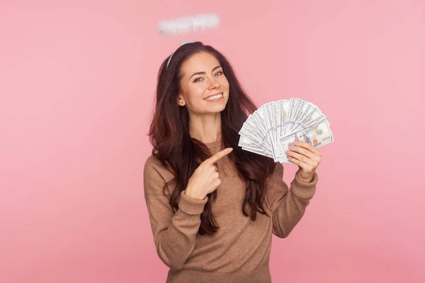 Retrato Uma Jovem Angélica Positiva Com Halo Acima Cabeça Apontando — Fotografia de Stock