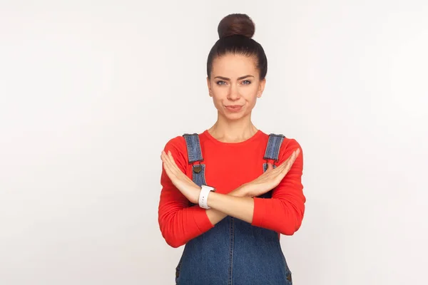 Sin Acceso Retrato Chica Seria Estricta Con Moño Pelo Overoles — Foto de Stock