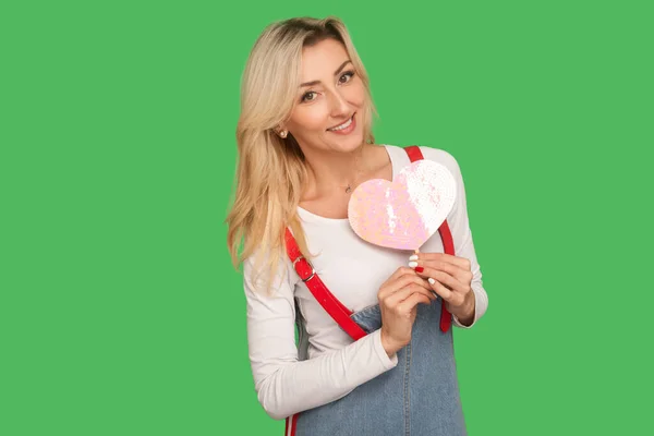 Sevgilim Zarif Tulumlarla Süslü Pembe Kağıt Kalp Taşıyan Gülümseyen Romantik — Stok fotoğraf