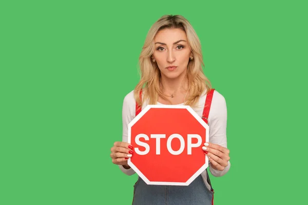 Sin Acceso Prohibido Retrato Una Mujer Adulta Mandona Seria Sosteniendo — Foto de Stock