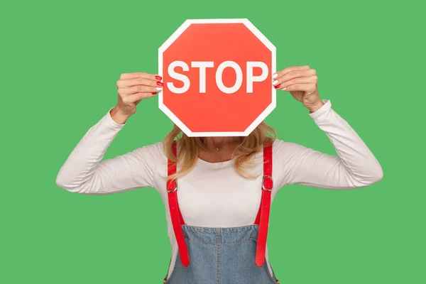 禁止令警告 禁止入内穿着时髦工作服 头戴八角形红色停车交通标志的匿名女性形象 拒绝否认问题 在蓝色背景下隔离的工作室拍摄 — 图库照片