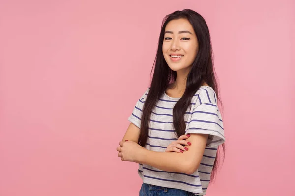 Portret Van Een Charmant Positief Meisje Met Lang Brunette Haar — Stockfoto