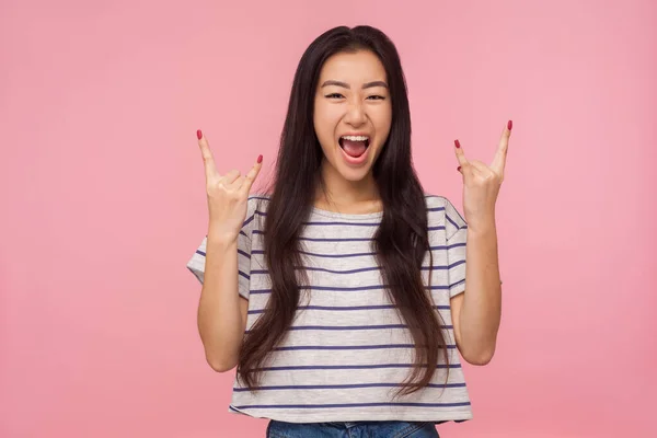 Porträtt Glad Galen Tjej Med Långt Hår Randig Shirt Som — Stockfoto