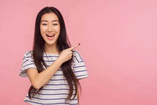Annonsen Portrett Sjarmerende Asiatisk Jente Stripete Skjorte Som Peker Mot – stockfoto
