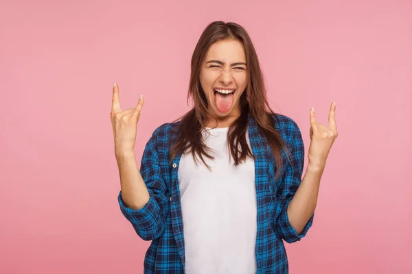 Retrato Menina Louca Entusiasta Camisa Quadriculada Mostrando Gesto Rock Roll — Fotografia de Stock