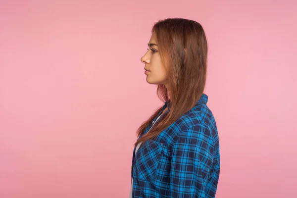 Perfil Una Chica Seria Sonriente Con Camisa Cuadros Que Busca —  Fotos de Stock