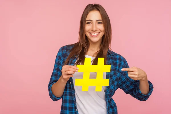 Atención Entrada Blog Interesante Chica Feliz Camisa Apuntando Símbolo Hashtag — Foto de Stock