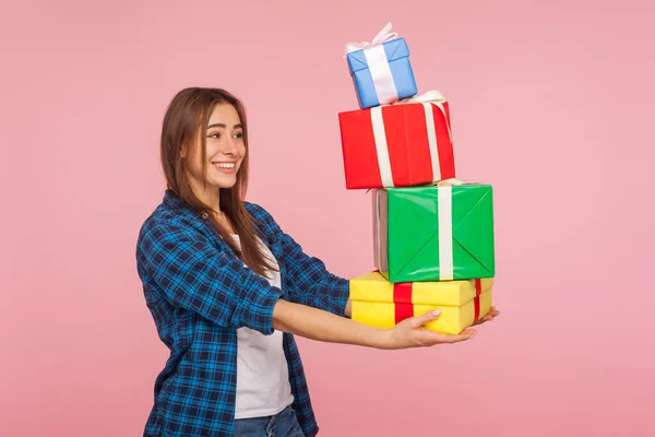 크리스마스 축하를 축하하며 상자를 미소짓는 소녀의 분홍색 배경으로 스튜디오 — 스톡 사진