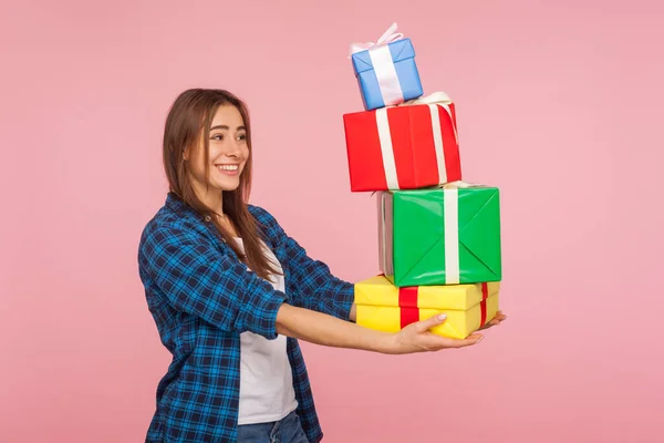 Alles Geschenke Für Sie Seitenansicht Des Großzügigen Freundlichen Mädchens Das — Stockfoto