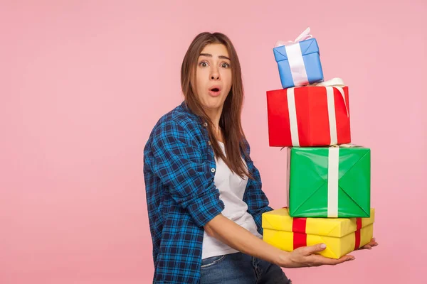 Retrato Menina Engraçada Carregando Muitas Caixas Presente Pesado Olhando Para — Fotografia de Stock