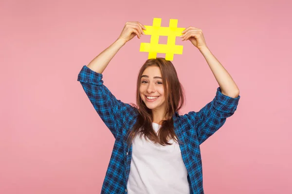 Virale Blogbeiträge Glückliches Mädchen Karierten Hemd Mit Gelbem Hashtag Symbol — Stockfoto