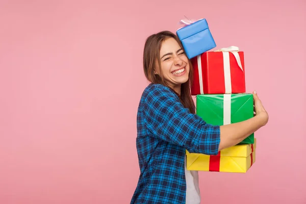 Portrait Fille Heureuse Excitée Chemise Carreaux Embrassant Beaucoup Cadeaux Noël — Photo