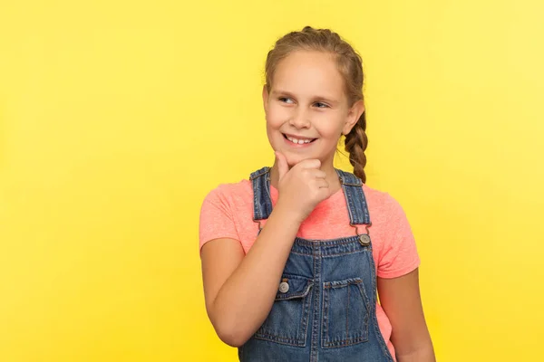 Retrato Menina Pensativa Positiva Macacão Ganga Segurando Queixo Sonhando Com — Fotografia de Stock