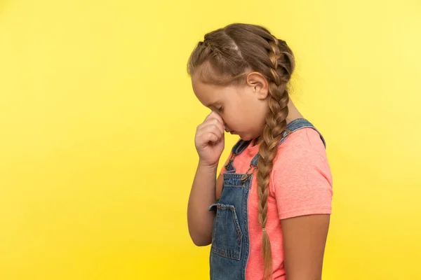 Visão Lateral Menina Infeliz Com Trança Macacão Jeans Escondendo Rosto — Fotografia de Stock