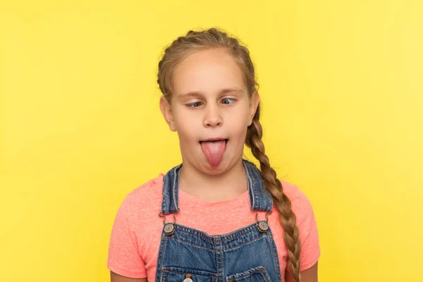 Retrato Adorável Menina Engraçada Macacão Jeans Brincando Fazendo Cara Burra — Fotografia de Stock