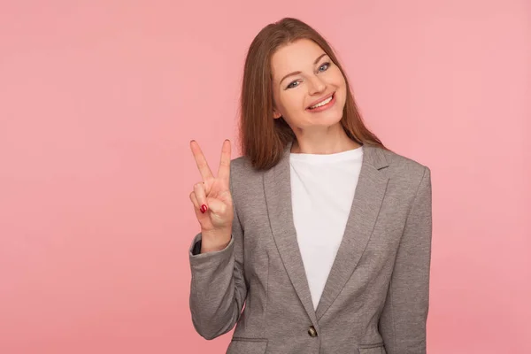 Muotokuva Positiivinen Nuori Nainen Työpuku Hymyilee Osoittaa Voiton Ele Joten — kuvapankkivalokuva