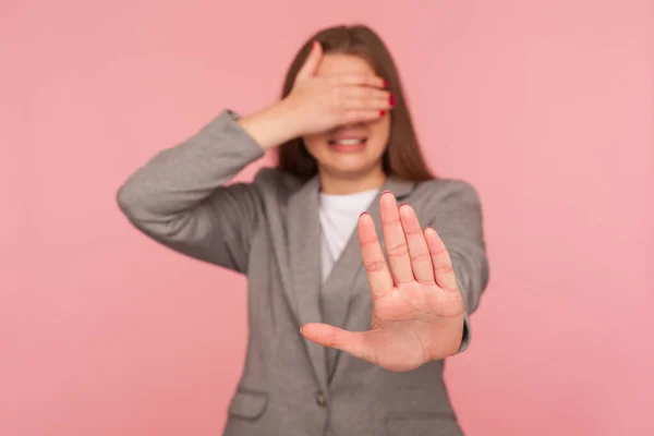 Enseñes Retrato Una Joven Disgustada Traje Negocios Cubriendo Los Ojos —  Fotos de Stock