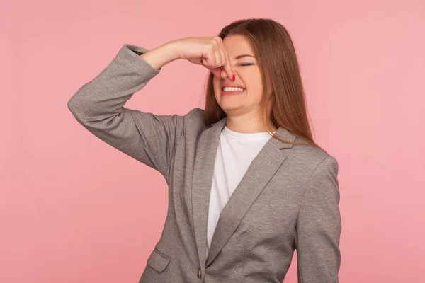 Qué Mal Olor Retrato Mujer Joven Traje Negocios Pellizcando Nariz — Foto de Stock