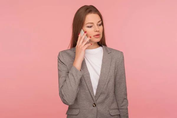 Bedriftens Mobilkommunikasjon Portrett Elegant Kvinnelig Sjef Stilig Dressjakke Som Snakker – stockfoto