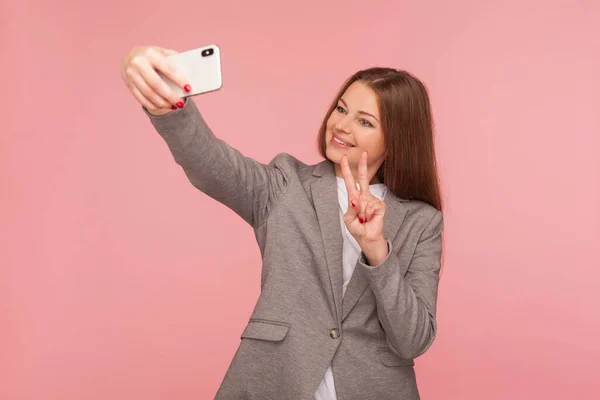 Retrato Una Exitosa Mujer Negocios Con Chaqueta Traje Haciendo Videollamada —  Fotos de Stock