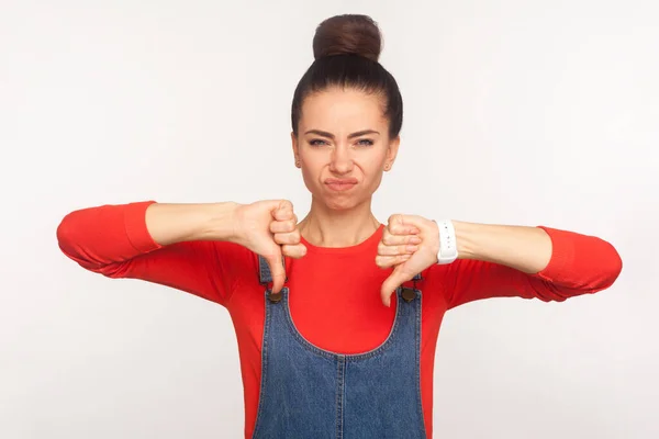 Ritratto Ragazza Infelice Delusa Con Capello Tuta Lavoro Gesticolando Disapprovazione — Foto Stock