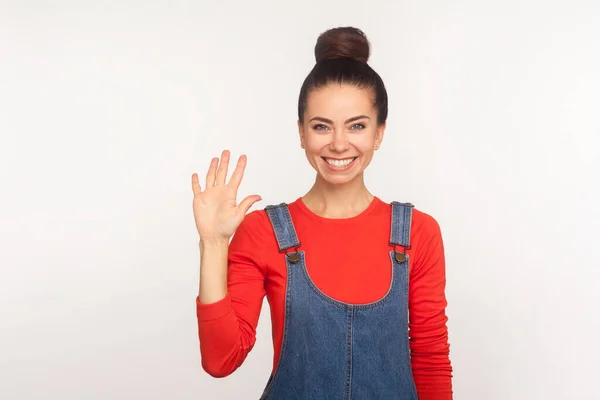 Retrato Menina Bonita Elegante Amigável Com Pão Cabelo Macacão Denim — Fotografia de Stock