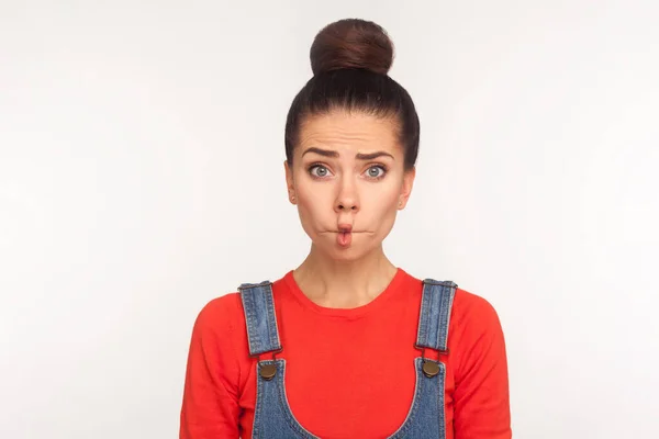 Primer Plano Chica Divertida Sorprendida Con Estilo Con Moño Pelo — Foto de Stock