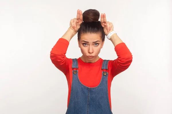 Sou Uma Vaca Retrato Menina Com Raiva Com Coque Cabelo — Fotografia de Stock