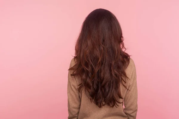 Visão Traseira Mulher Magra Pulôver Com Cabelo Marrom Ondulado Longo — Fotografia de Stock