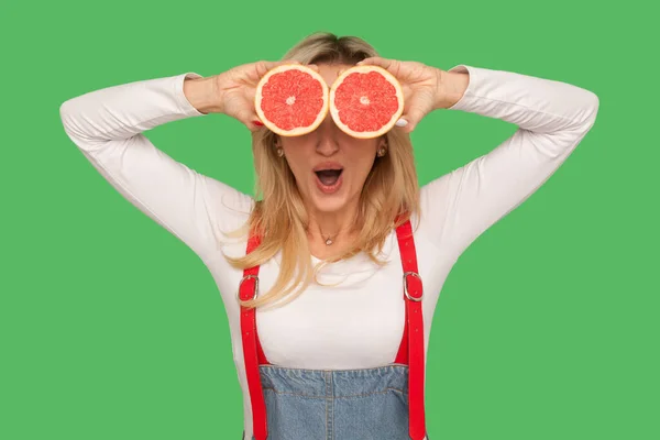 Alimentos Orgánicos Naturales Frutas Frescas Retrato Mujer Sorprendida Cubriendo Los — Foto de Stock