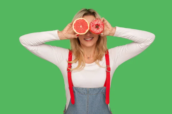 Sağlıklı Meyveler Abur Cubura Karşı Gözleri Donut Taze Greyfurtla Kaplayan — Stok fotoğraf