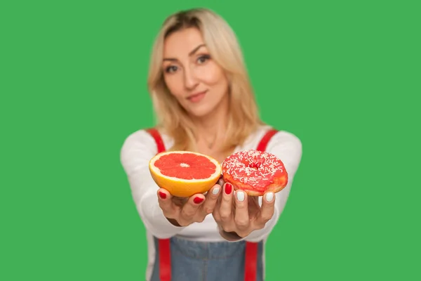 Escolha Frutas Saudáveis Junk Food Retrato Mulher Positiva Mostrando Donut — Fotografia de Stock