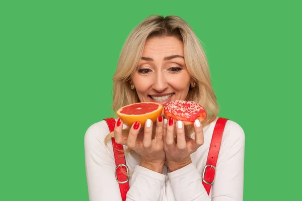 Primer Plano Mujer Adulta Alegre Emocionada Mirando Pomelo Donut Con — Foto de Stock