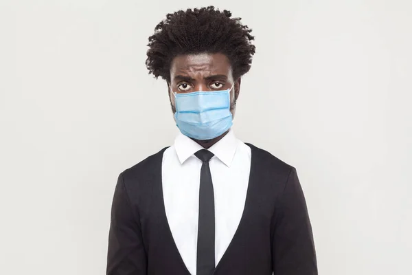 Retrato Jovem Trabalhador Triste Sozinho Vestindo Terno Preto Com Máscara — Fotografia de Stock