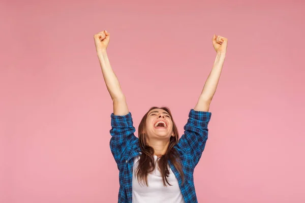 Sou Campeão Menina Entusiasmada Motivada Camisa Quadriculada Gritando Alegria Levantando — Fotografia de Stock