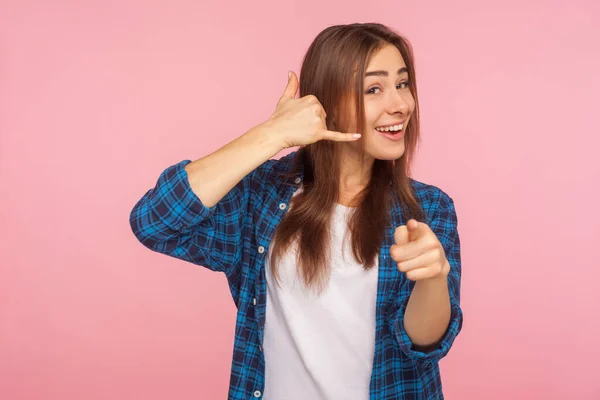 Oye Llámame Retrato Feliz Coqueta Hermosa Chica Con Camisa Cuadros —  Fotos de Stock